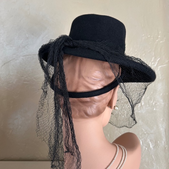 MERRY 1940s' BLACK FELT TILT HAT WITH SEQUIN FLOWER APPLIQUE, JEWELS, FULL VEIL - Picture 7 of 12